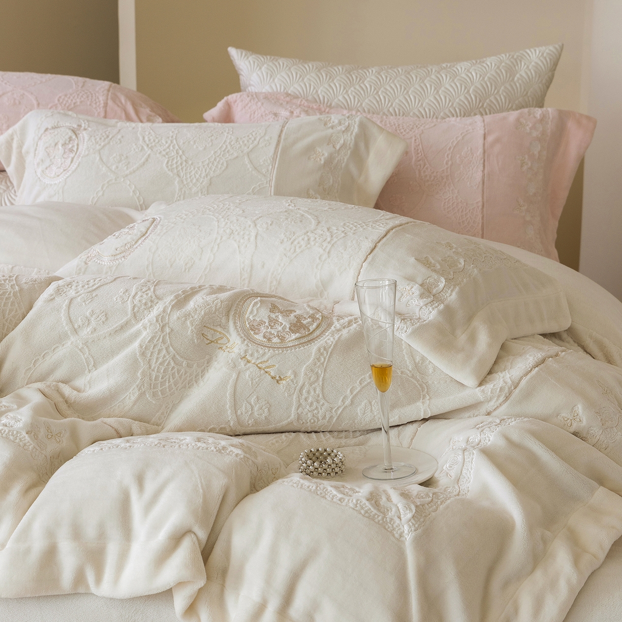 91家纺网 家纺一手货源 找家纺 佳汐蓝家纺 2025新款双色拼接刺绣全消光牛奶绒四件套-翩然入梦 控价：券后不低于398 翩然入梦-米白色