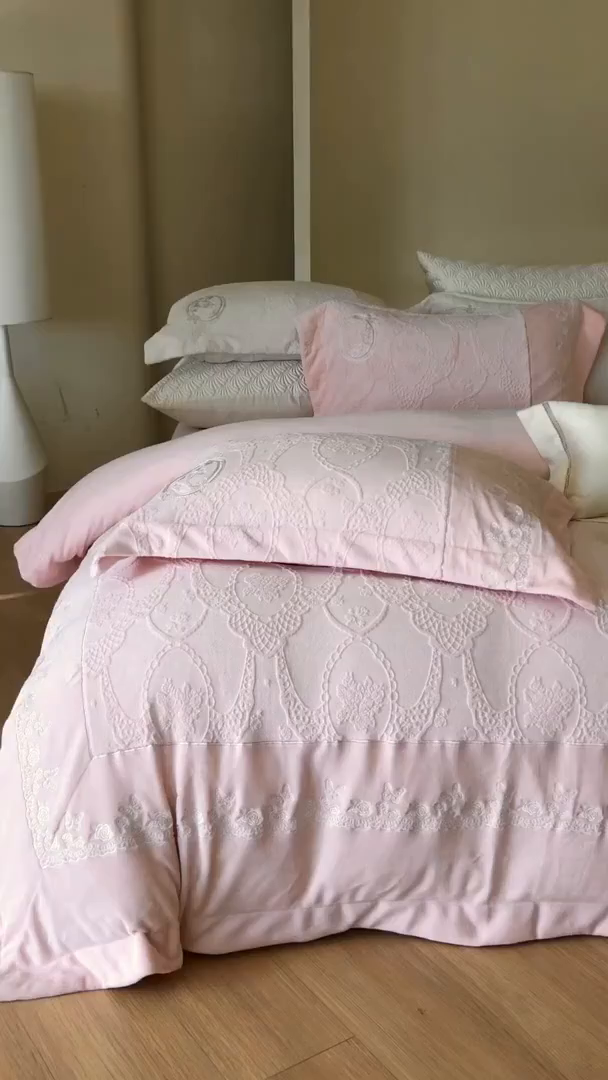 91家纺网 家纺一手货源 找家纺 佳汐蓝家纺 2025新款双色拼接刺绣全消光牛奶绒四件套-翩然入梦 控价：券后不低于398 翩然入梦-粉色