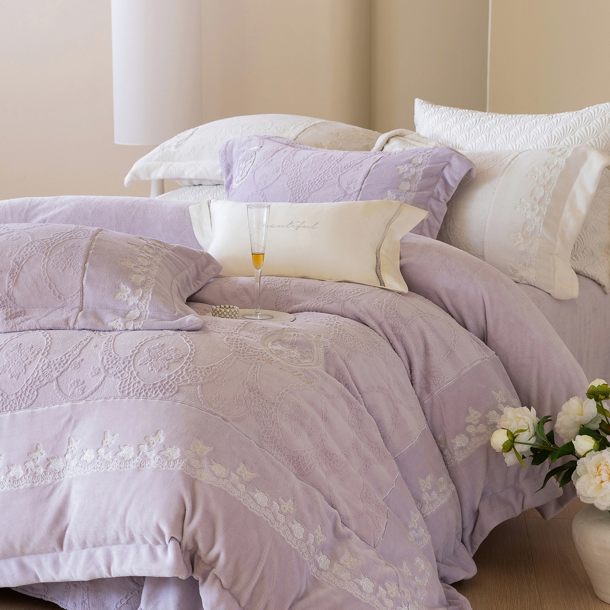 91家纺网 家纺一手货源 找家纺 佳汐蓝家纺 2025新款双色拼接刺绣全消光牛奶绒四件套-翩然入梦 控价：券后不低于398 翩然入梦-紫色