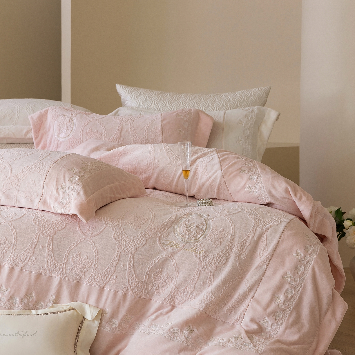 91家纺网 家纺一手货源 找家纺 佳汐蓝家纺 2025新款双色拼接刺绣全消光牛奶绒四件套-翩然入梦 控价：券后不低于398 翩然入梦-粉色