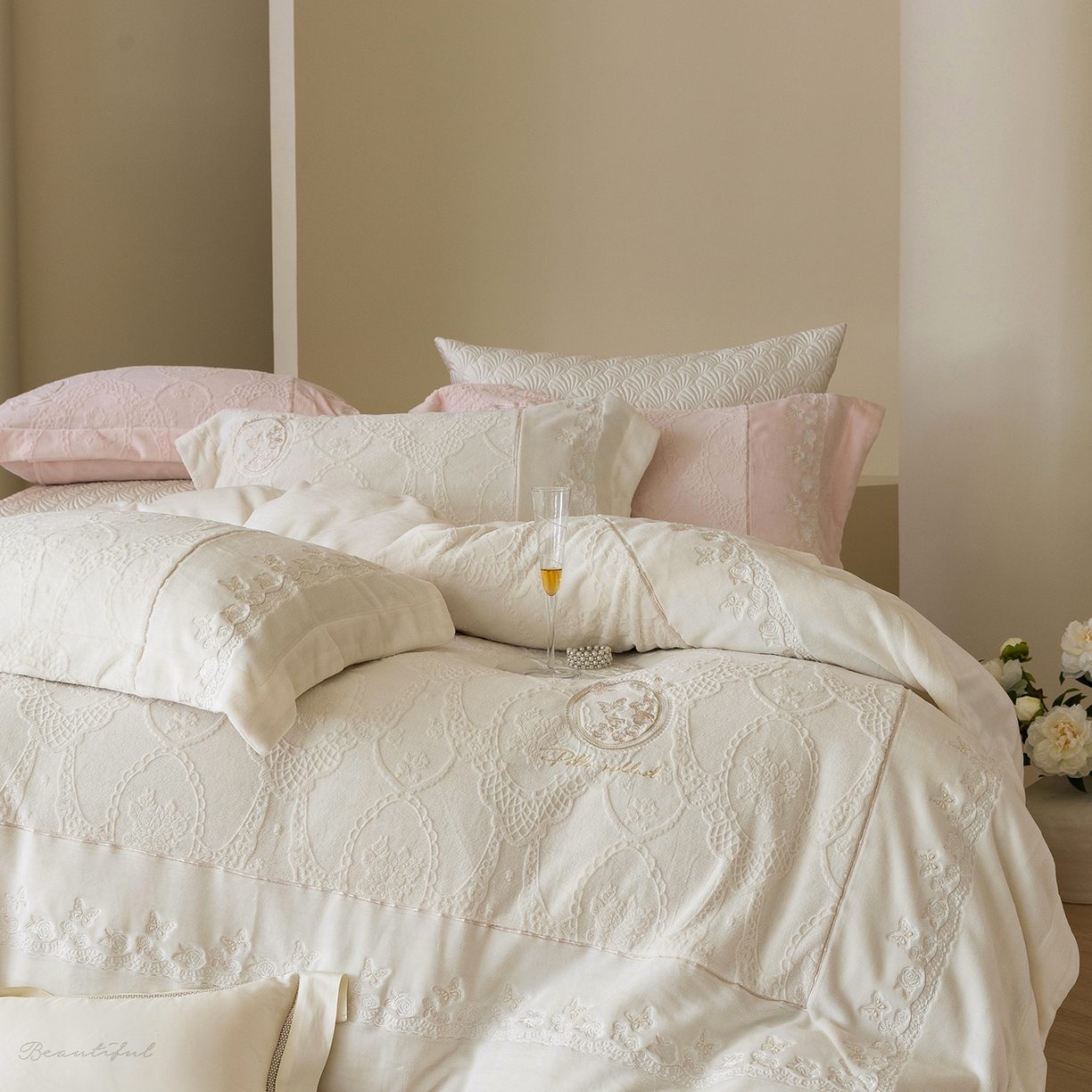 91家纺网 家纺一手货源 找家纺 佳汐蓝家纺 2025新款双色拼接刺绣全消光牛奶绒四件套-翩然入梦 控价：券后不低于398 翩然入梦-米白色