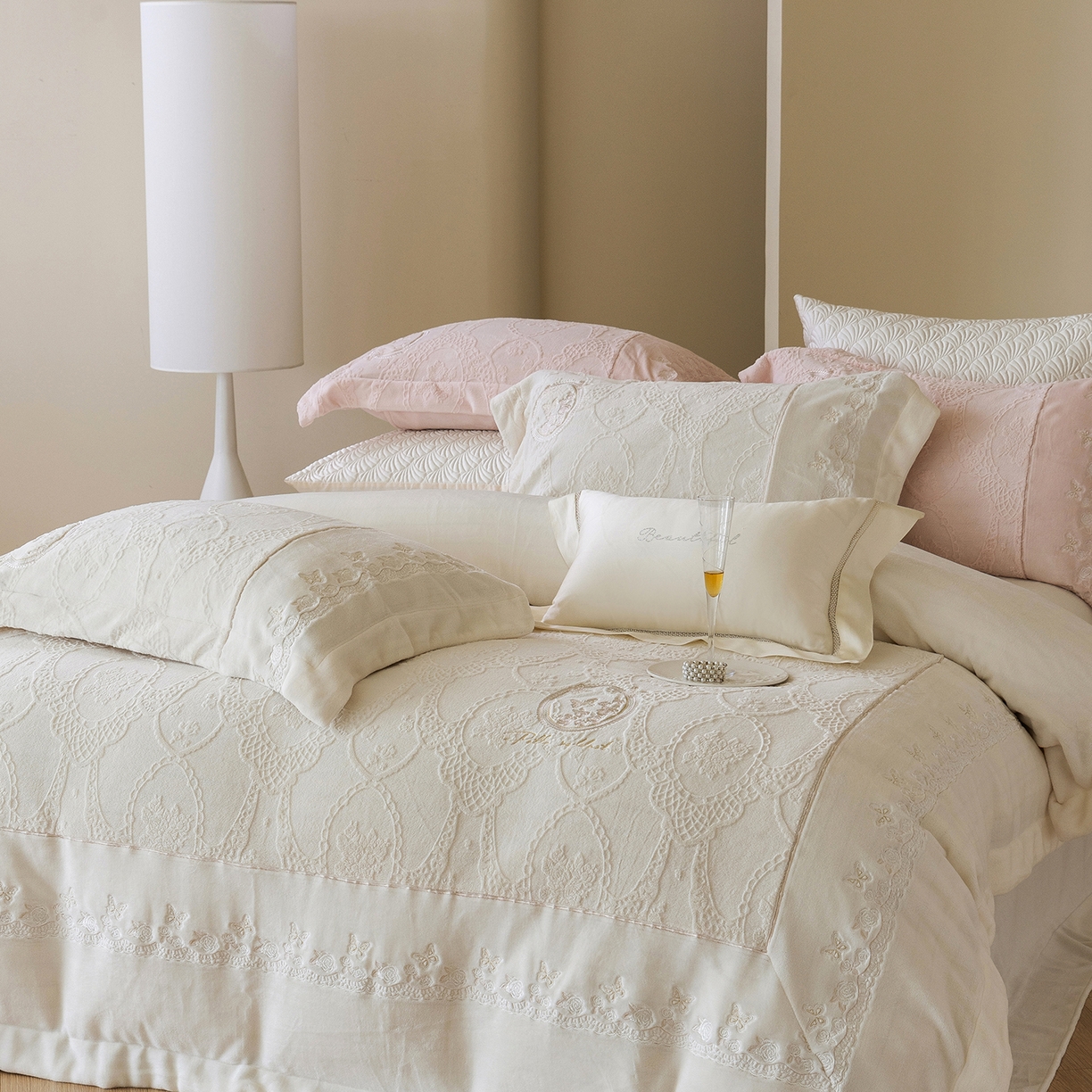 91家纺网 家纺一手货源 找家纺 佳汐蓝家纺 2025新款双色拼接刺绣全消光牛奶绒四件套-翩然入梦 控价：券后不低于398 翩然入梦-米白色