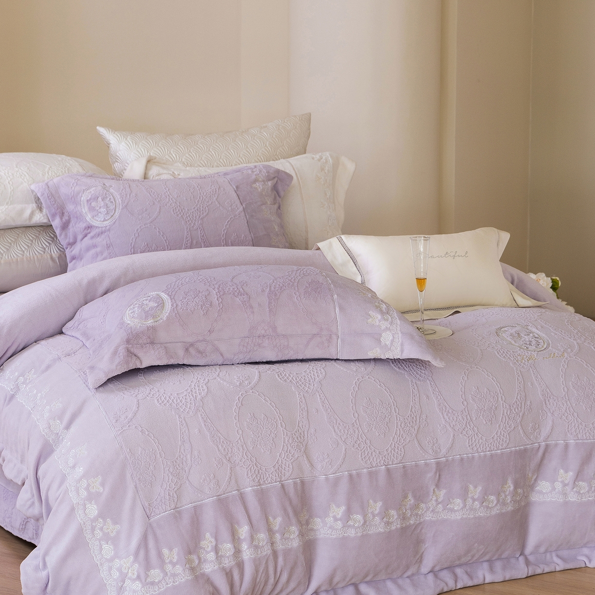 91家纺网 家纺一手货源 找家纺 佳汐蓝家纺 2025新款双色拼接刺绣全消光牛奶绒四件套-翩然入梦 控价：券后不低于398 翩然入梦-紫色