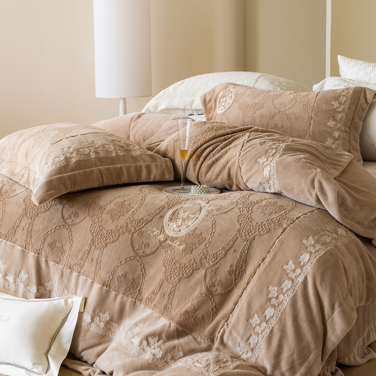 91家纺网 家纺一手货源 找家纺 佳汐蓝家纺 2025新款双色拼接刺绣全消光牛奶绒四件套-翩然入梦 控价：券后不低于398 翩然入梦-咖色