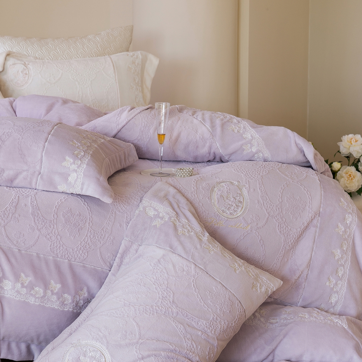 91家纺网 家纺一手货源 找家纺 佳汐蓝家纺 2025新款双色拼接刺绣全消光牛奶绒四件套-翩然入梦 控价：券后不低于398 翩然入梦-紫色