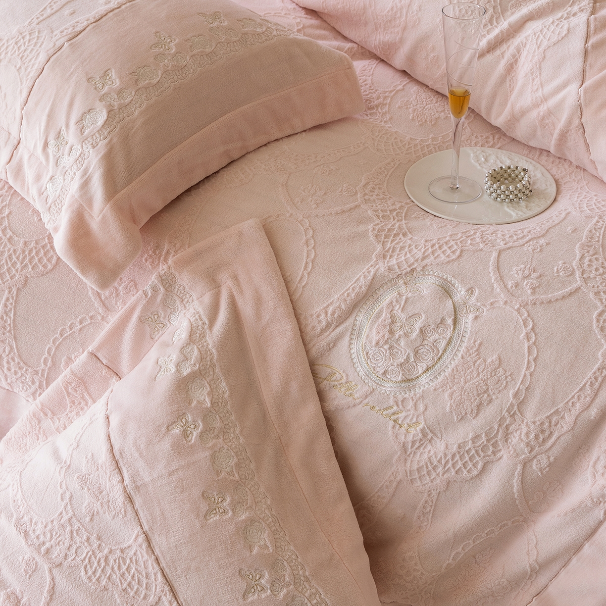 91家纺网 家纺一手货源 找家纺 佳汐蓝家纺 2025新款双色拼接刺绣全消光牛奶绒四件套-翩然入梦 控价：券后不低于398 翩然入梦-粉色