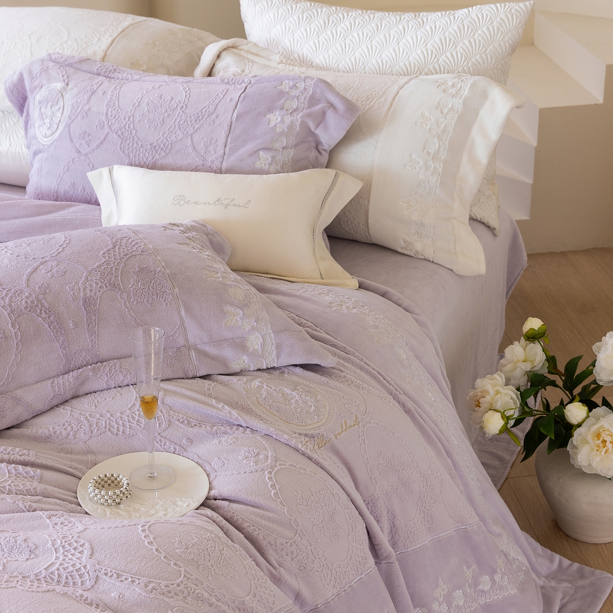 91家纺网 家纺一手货源 找家纺 佳汐蓝家纺 2025新款双色拼接刺绣全消光牛奶绒四件套-翩然入梦 控价：券后不低于398 翩然入梦-紫色