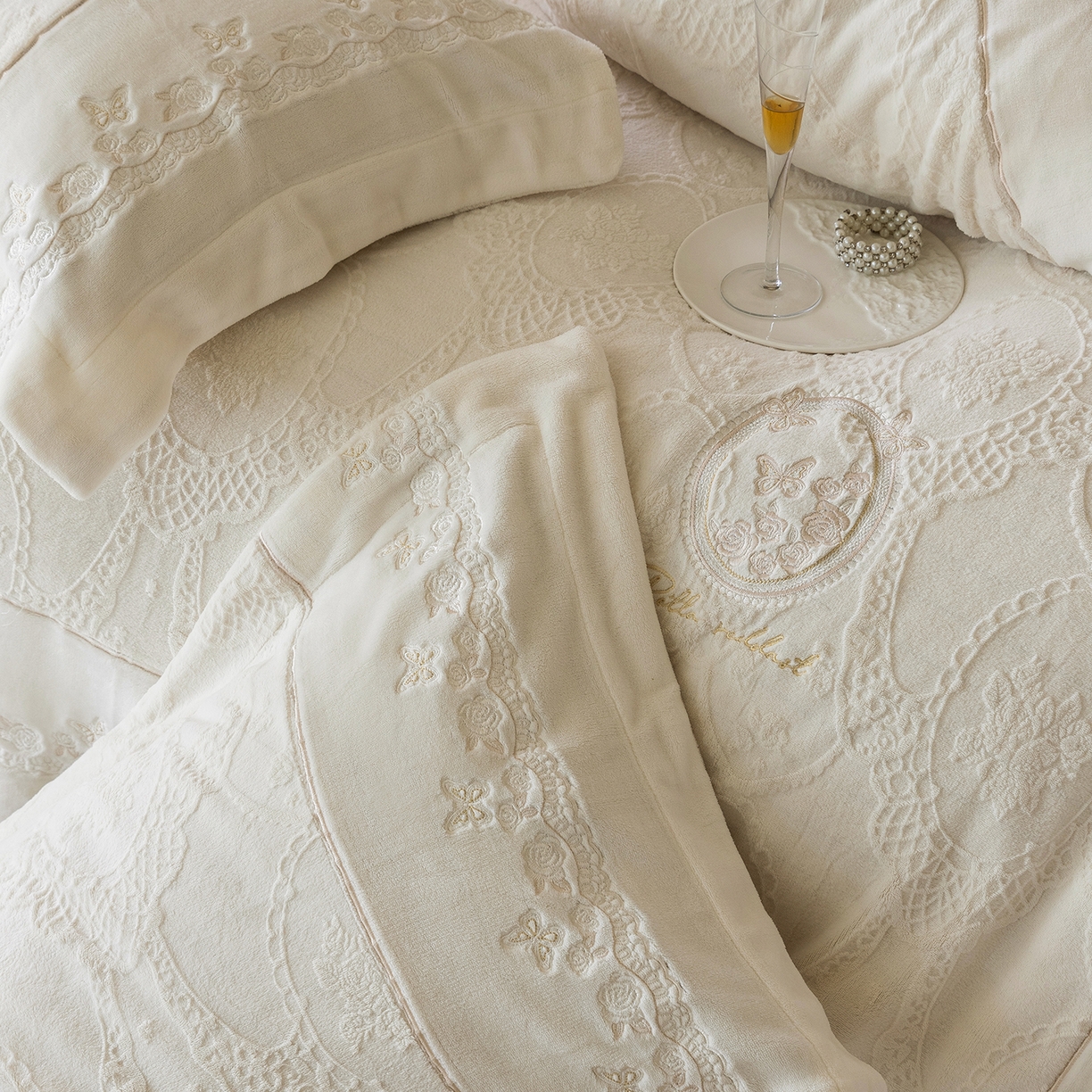 91家纺网 家纺一手货源 找家纺 佳汐蓝家纺 2025新款双色拼接刺绣全消光牛奶绒四件套-翩然入梦 控价：券后不低于398 翩然入梦-米白色