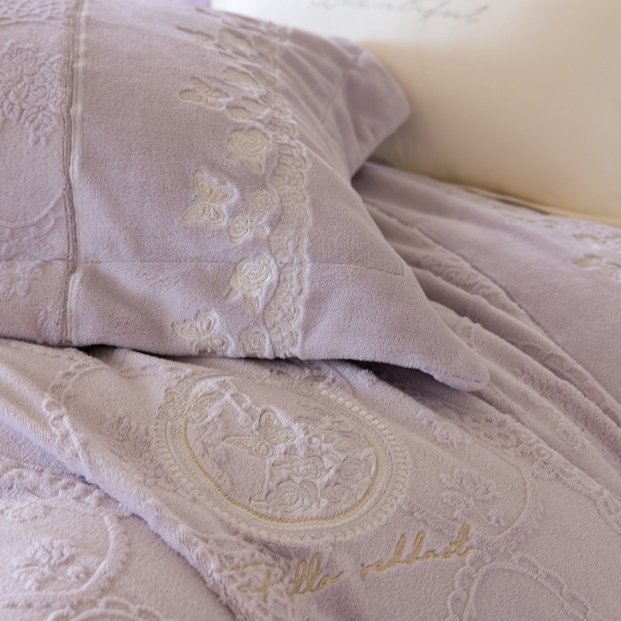 91家纺网 家纺一手货源 找家纺 佳汐蓝家纺 2025新款双色拼接刺绣全消光牛奶绒四件套-翩然入梦 控价：券后不低于398 翩然入梦-紫色