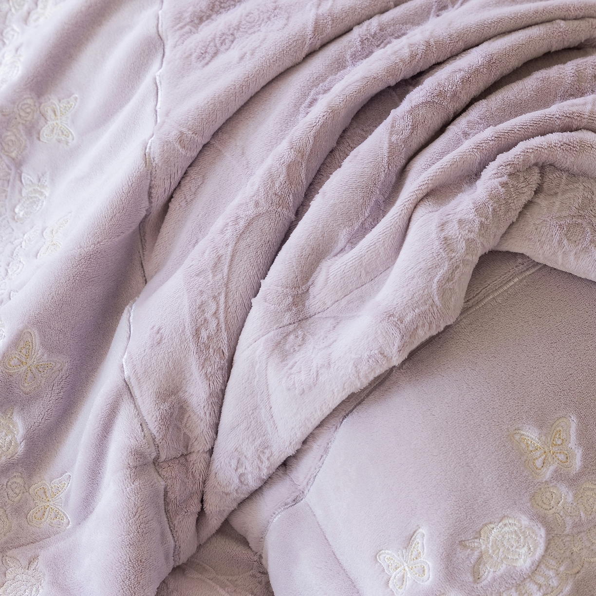 91家纺网 家纺一手货源 找家纺 佳汐蓝家纺 2025新款双色拼接刺绣全消光牛奶绒四件套-翩然入梦 控价：券后不低于398 翩然入梦-紫色