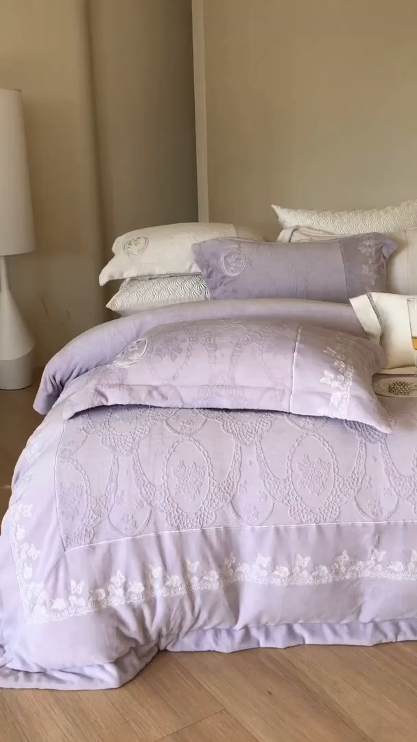 91家纺网 家纺一手货源 找家纺 佳汐蓝家纺 2025新款双色拼接刺绣全消光牛奶绒四件套-翩然入梦 控价：券后不低于398 翩然入梦-紫色