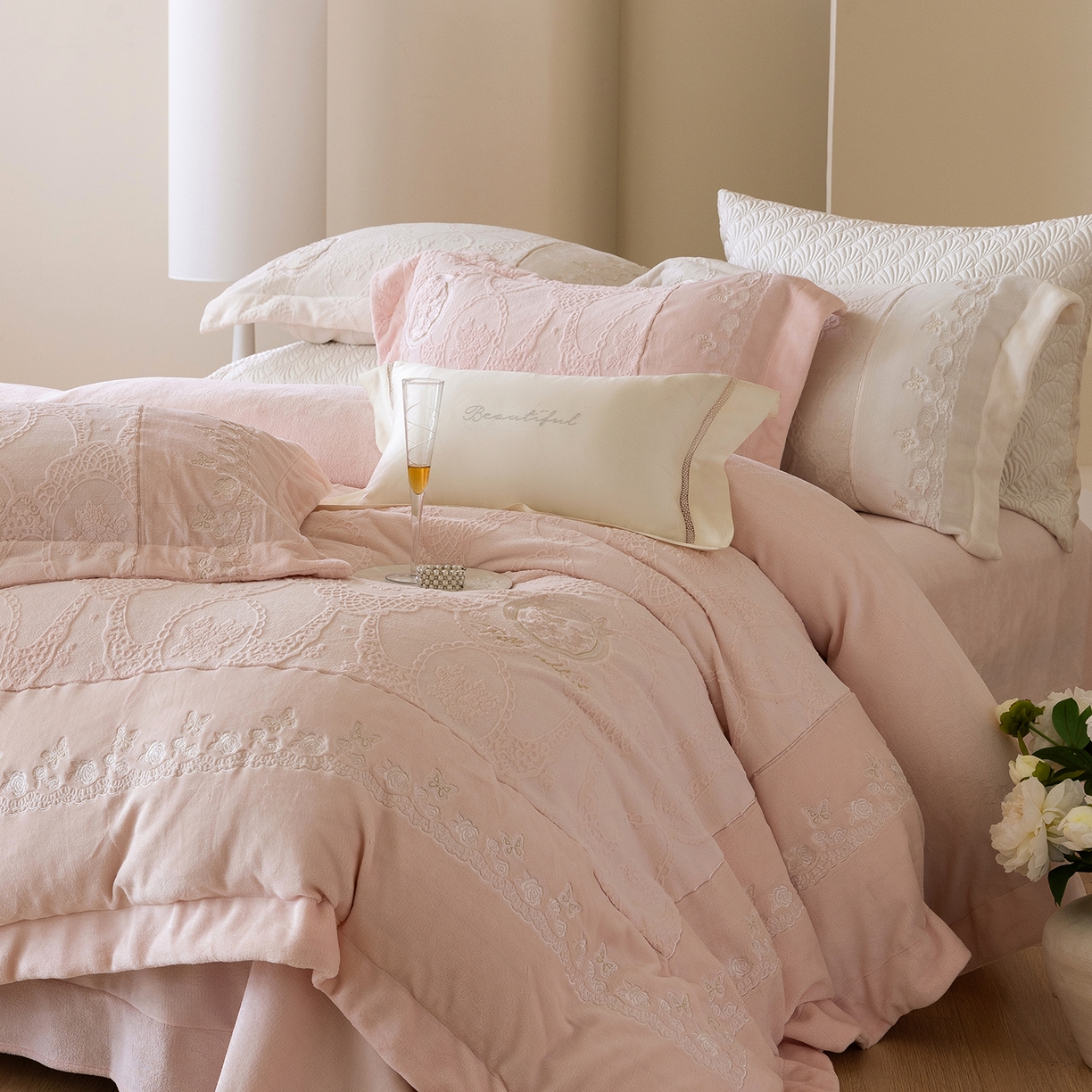 91家纺网 家纺一手货源 找家纺 （总）佳汐蓝家纺 2025新款双色拼接刺绣全消光牛奶绒四件套-翩然入梦 控价：券后不低于398