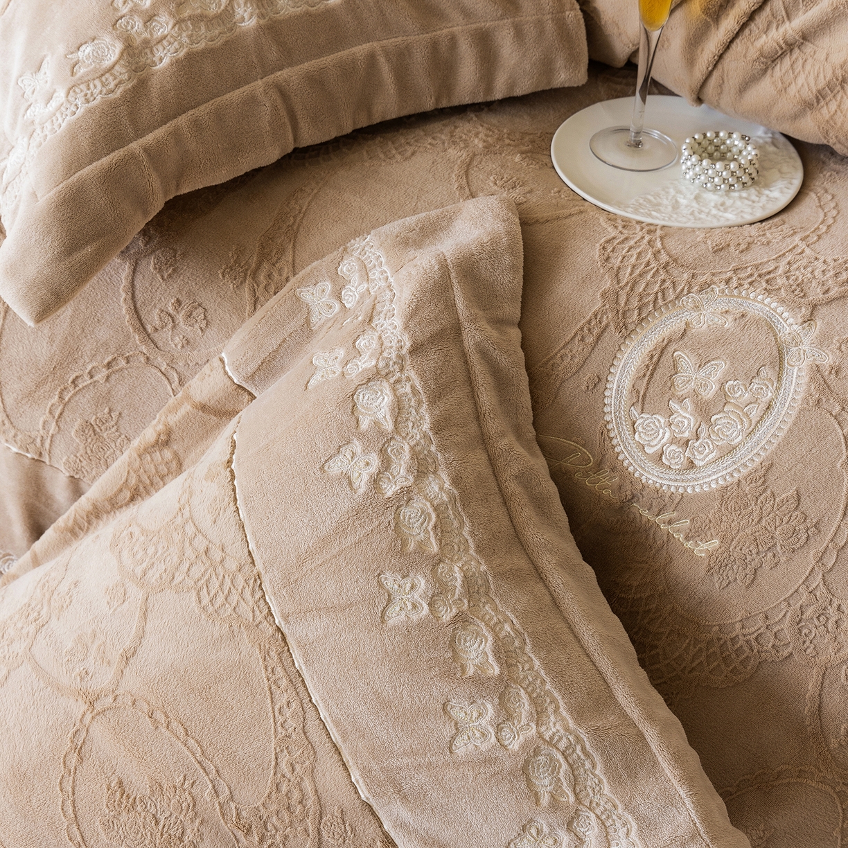 91家纺网 家纺一手货源 找家纺 佳汐蓝家纺 2025新款双色拼接刺绣全消光牛奶绒四件套-翩然入梦 控价：券后不低于398 翩然入梦-咖色