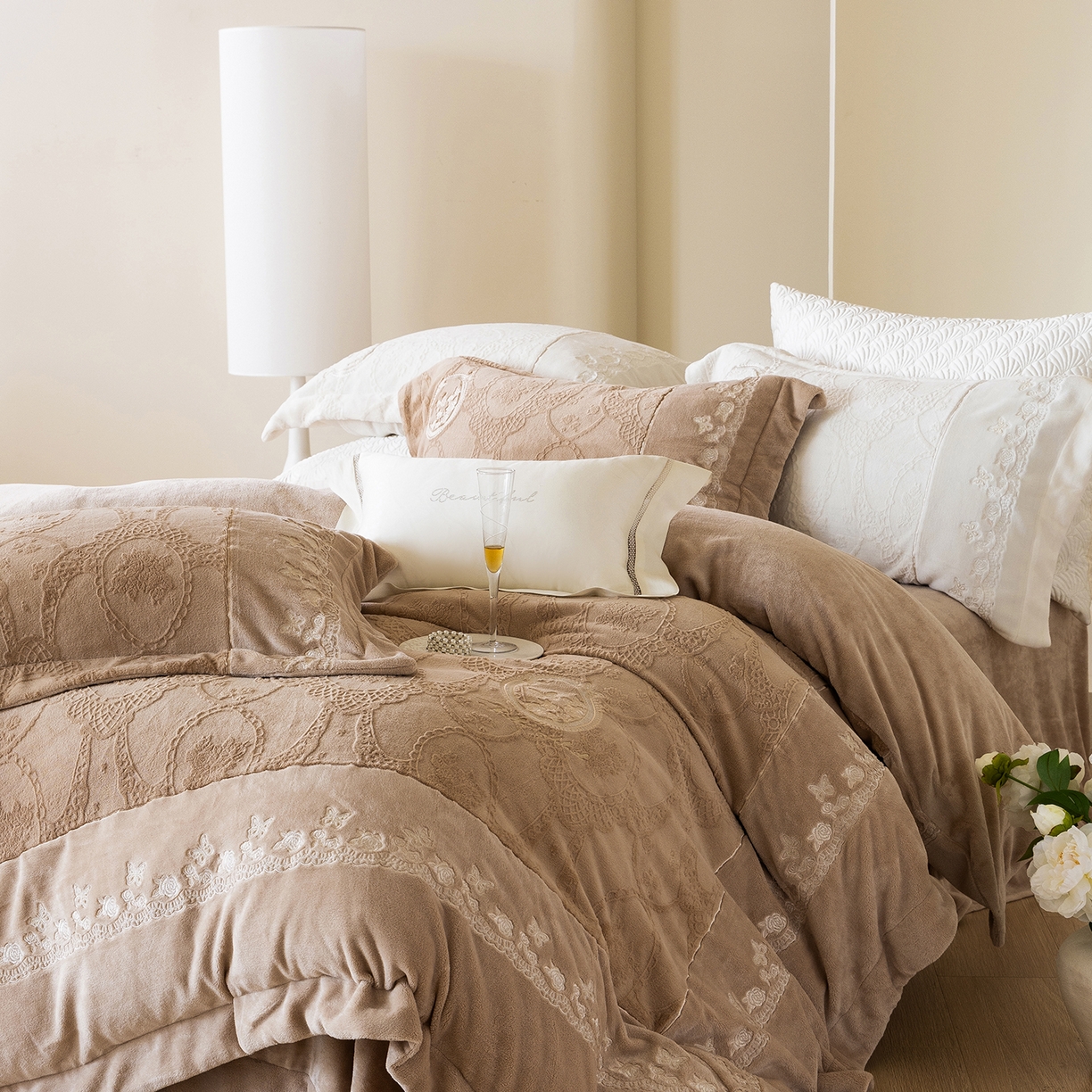 91家纺网 家纺一手货源 找家纺 佳汐蓝家纺 2025新款双色拼接刺绣全消光牛奶绒四件套-翩然入梦 控价：券后不低于398 翩然入梦-咖色