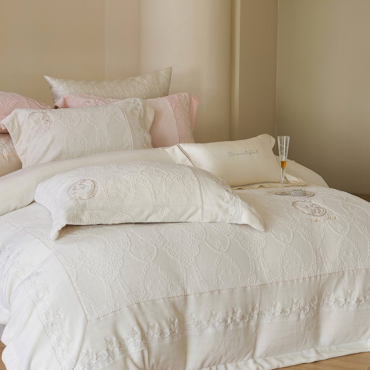 91家纺网 家纺一手货源 找家纺 佳汐蓝家纺 2025新款双色拼接刺绣全消光牛奶绒四件套-翩然入梦 控价：券后不低于398 翩然入梦-米白色