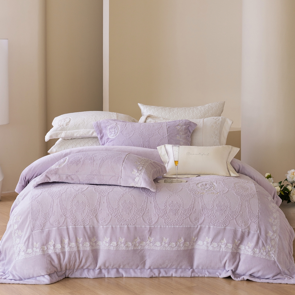 佳汐蓝家纺 2025新款双色拼接刺绣全消光牛奶绒四件套-翩然入梦 控价：券后不低于398 翩然入梦-紫色