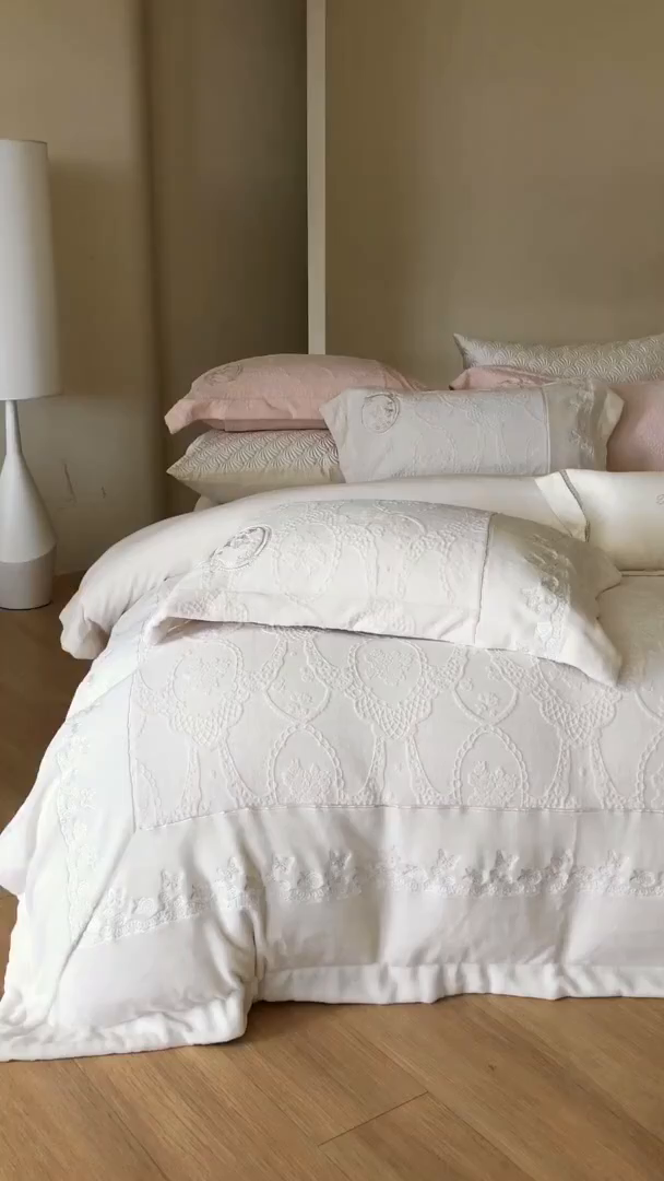 91家纺网 家纺一手货源 找家纺 佳汐蓝家纺 2025新款双色拼接刺绣全消光牛奶绒四件套-翩然入梦 控价：券后不低于398 翩然入梦-米白色