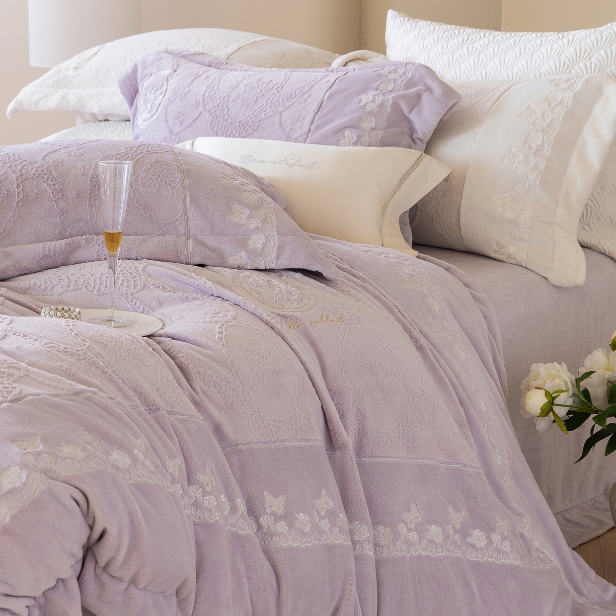 91家纺网 家纺一手货源 找家纺 佳汐蓝家纺 2025新款双色拼接刺绣全消光牛奶绒四件套-翩然入梦 控价：券后不低于398 翩然入梦-紫色