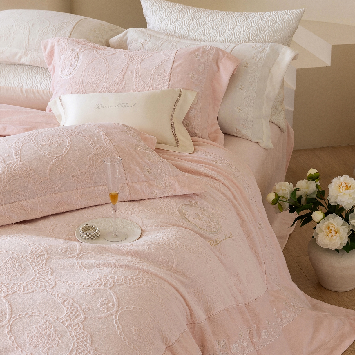 91家纺网 家纺一手货源 找家纺 佳汐蓝家纺 2025新款双色拼接刺绣全消光牛奶绒四件套-翩然入梦 控价：券后不低于398 翩然入梦-粉色