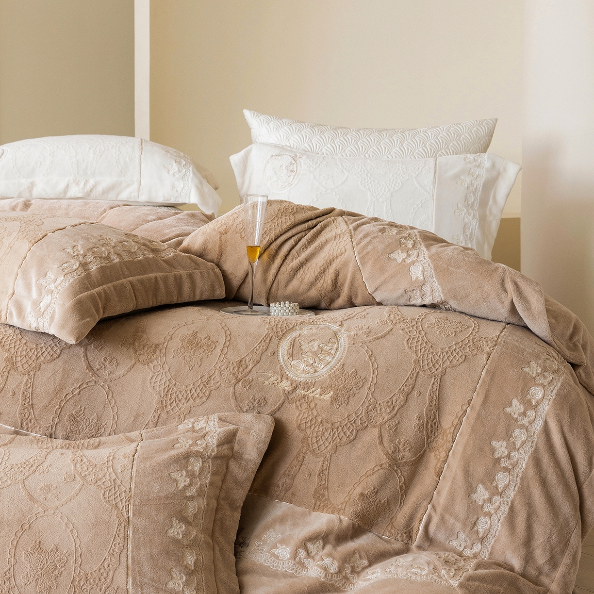 91家纺网 家纺一手货源 找家纺 佳汐蓝家纺 2025新款双色拼接刺绣全消光牛奶绒四件套-翩然入梦 控价：券后不低于398 翩然入梦-咖色