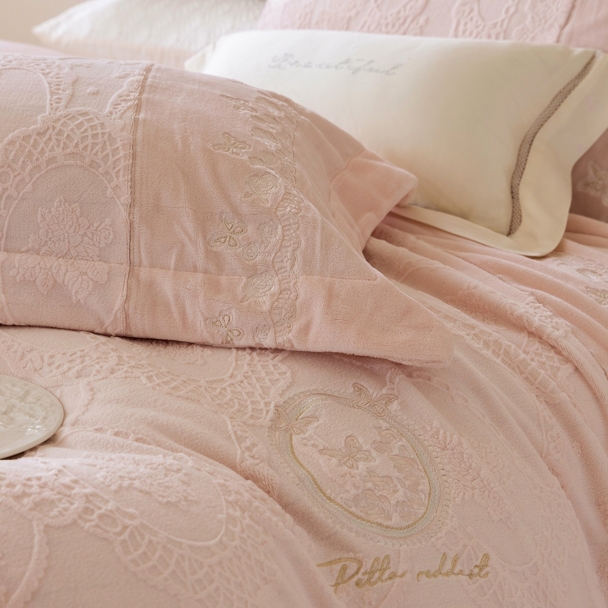 91家纺网 家纺一手货源 找家纺 （总）佳汐蓝家纺 2025新款双色拼接刺绣全消光牛奶绒四件套-翩然入梦 控价：券后不低于398