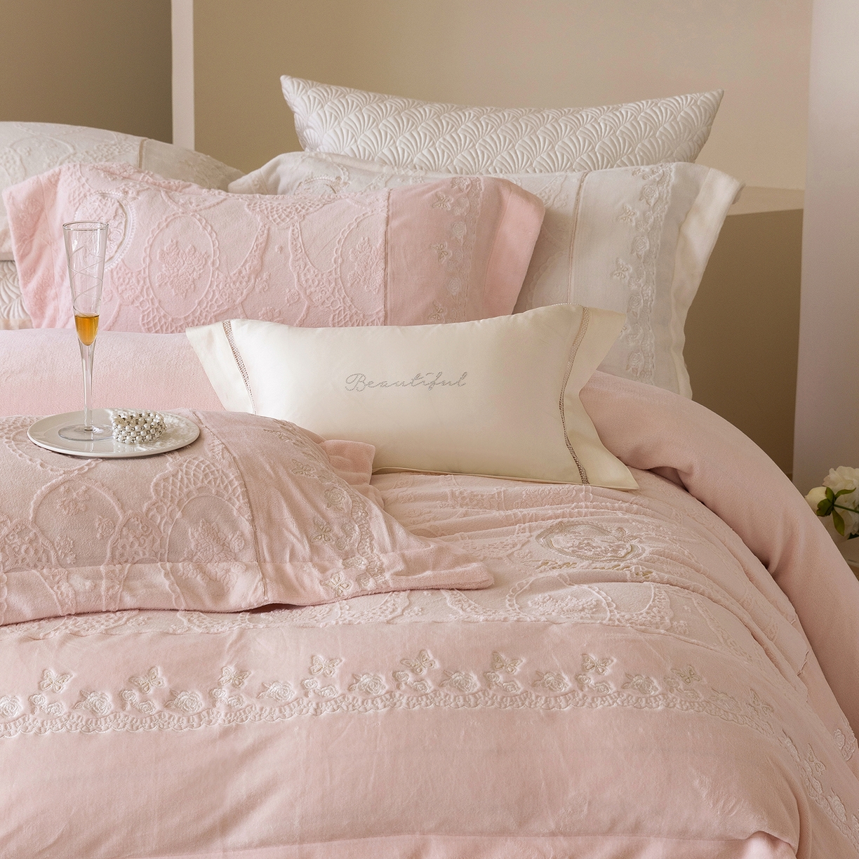 91家纺网 家纺一手货源 找家纺 佳汐蓝家纺 2025新款双色拼接刺绣全消光牛奶绒四件套-翩然入梦 控价：券后不低于398 翩然入梦-粉色