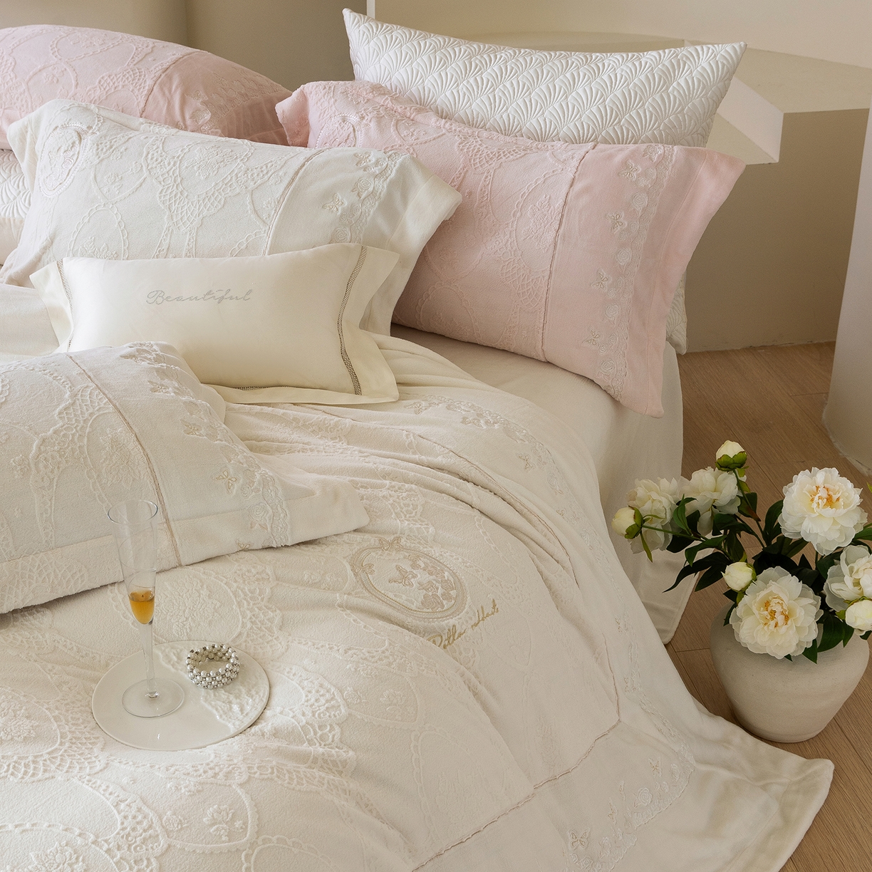 91家纺网 家纺一手货源 找家纺 佳汐蓝家纺 2025新款双色拼接刺绣全消光牛奶绒四件套-翩然入梦 控价：券后不低于398 翩然入梦-米白色