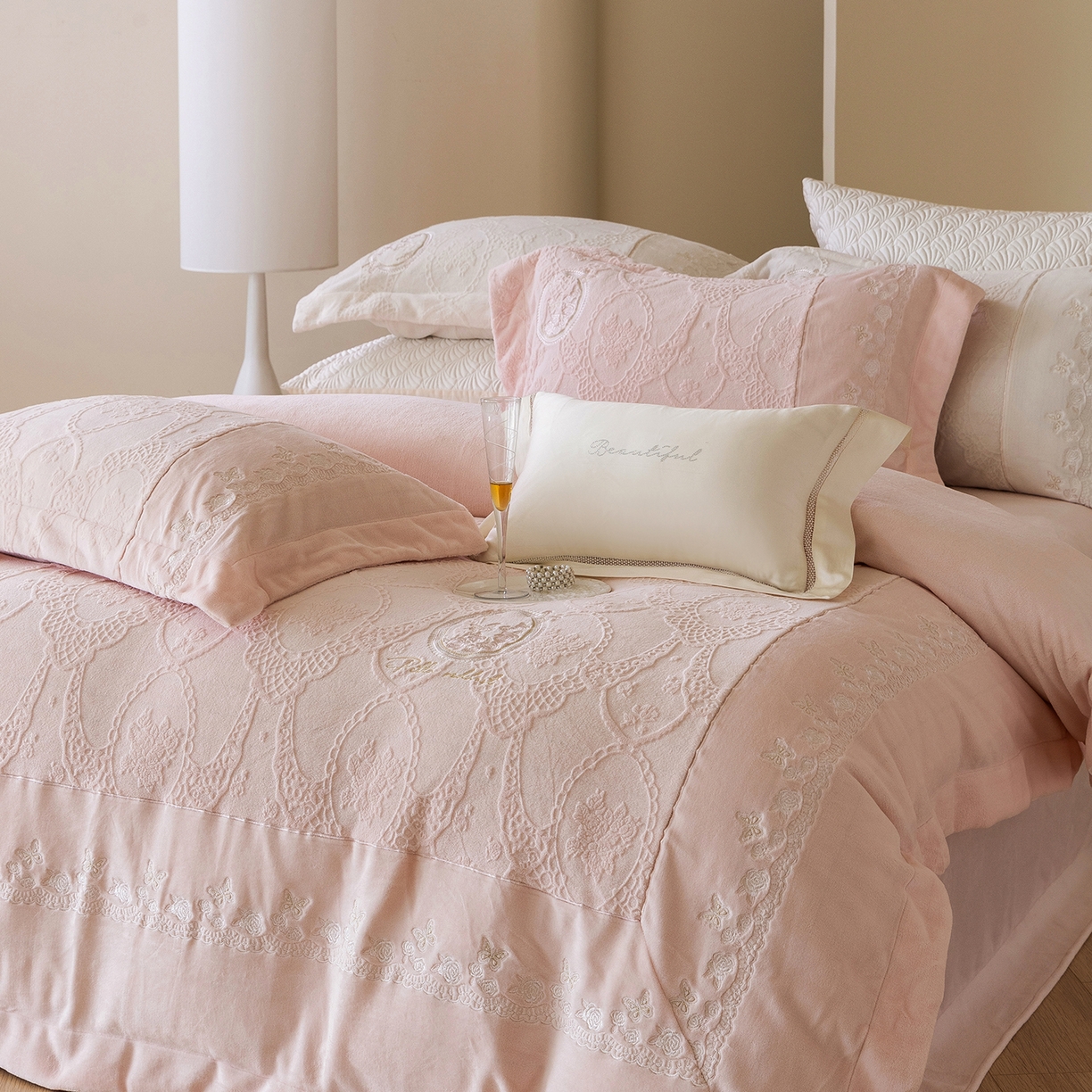 91家纺网 家纺一手货源 找家纺 佳汐蓝家纺 2025新款双色拼接刺绣全消光牛奶绒四件套-翩然入梦 控价：券后不低于398 翩然入梦-粉色