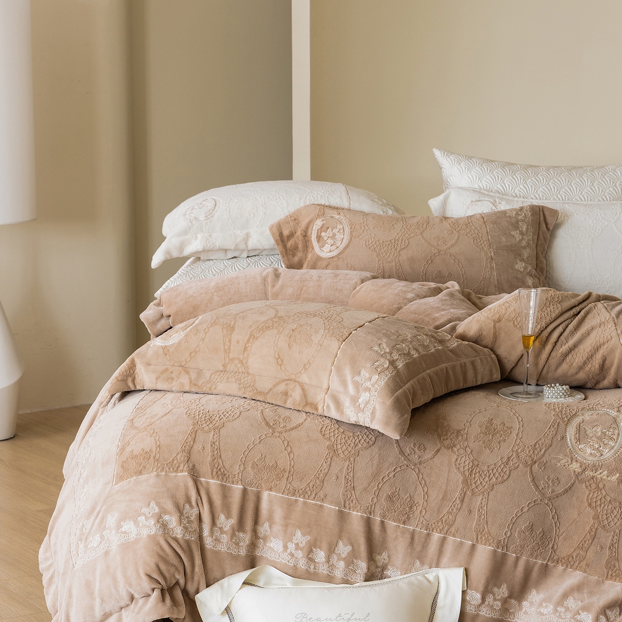 91家纺网 家纺一手货源 找家纺 佳汐蓝家纺 2025新款双色拼接刺绣全消光牛奶绒四件套-翩然入梦 控价：券后不低于398 翩然入梦-咖色