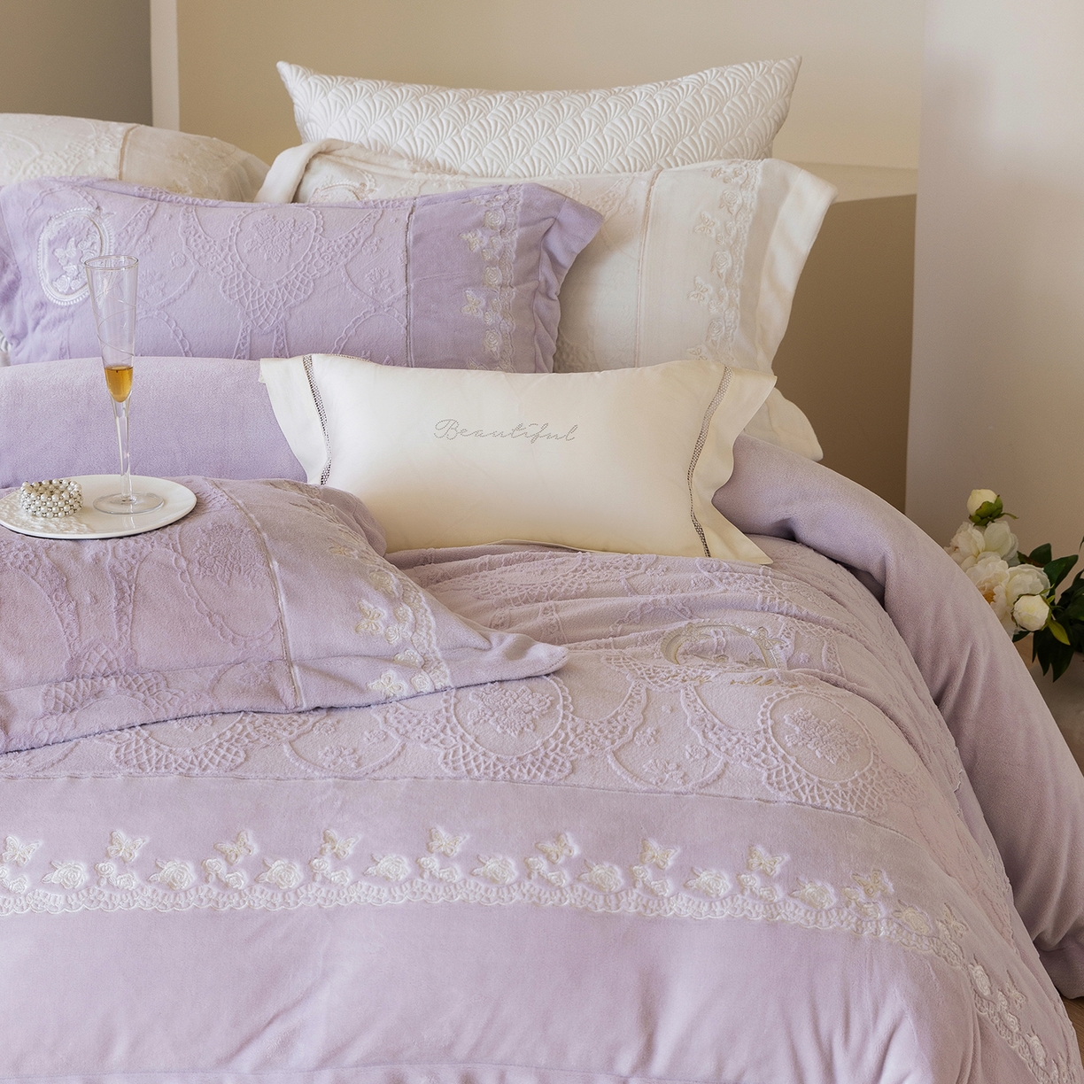 91家纺网 家纺一手货源 找家纺 佳汐蓝家纺 2025新款双色拼接刺绣全消光牛奶绒四件套-翩然入梦 控价：券后不低于398 翩然入梦-紫色