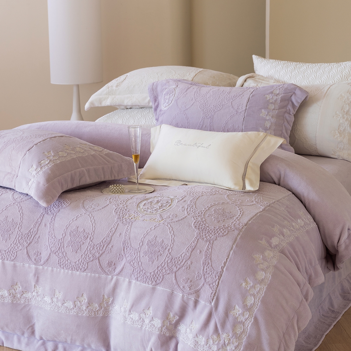 91家纺网 家纺一手货源 找家纺 佳汐蓝家纺 2025新款双色拼接刺绣全消光牛奶绒四件套-翩然入梦 控价：券后不低于398 翩然入梦-紫色