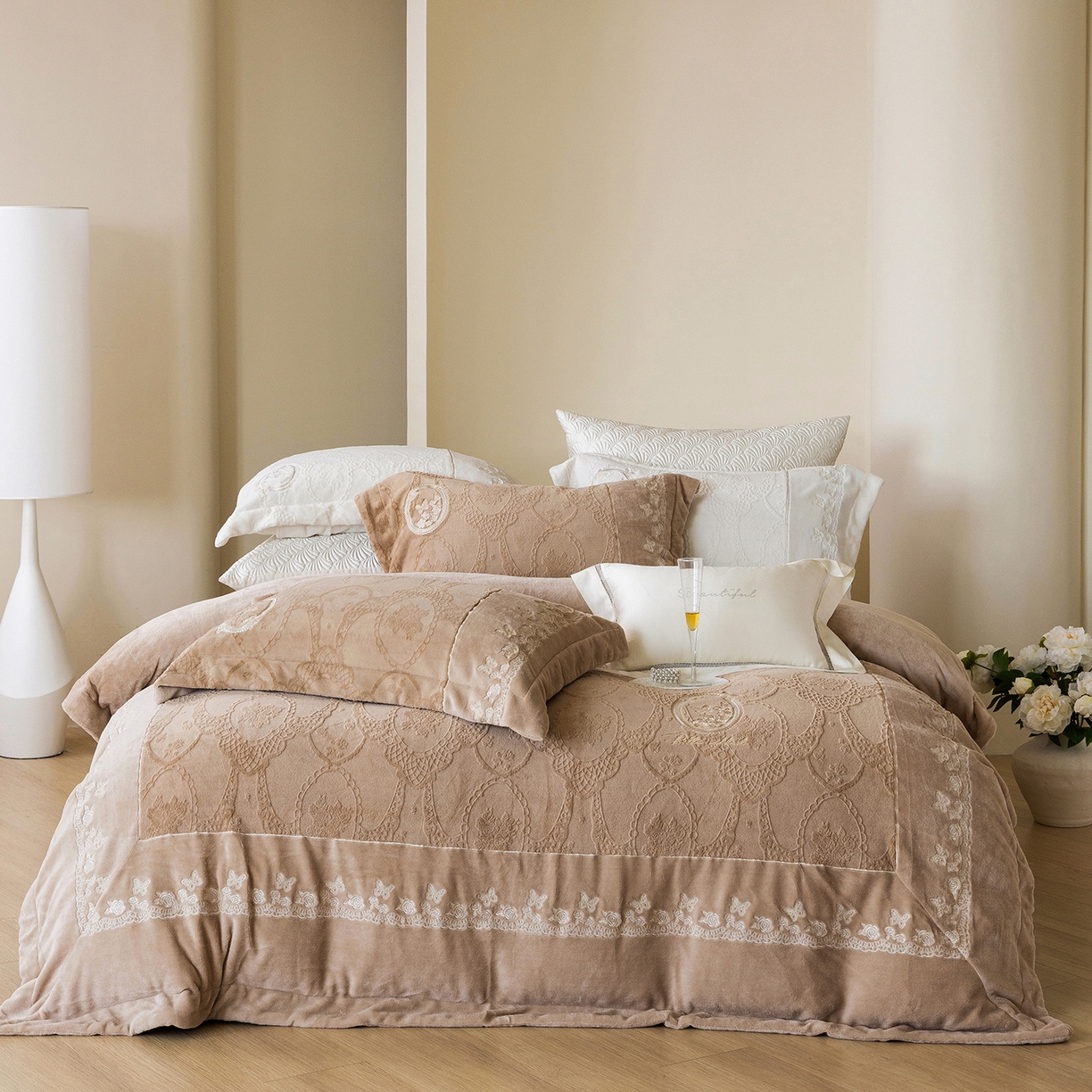 佳汐蓝家纺 2025新款双色拼接刺绣全消光牛奶绒四件套-翩然入梦 控价：券后不低于398 翩然入梦-咖色