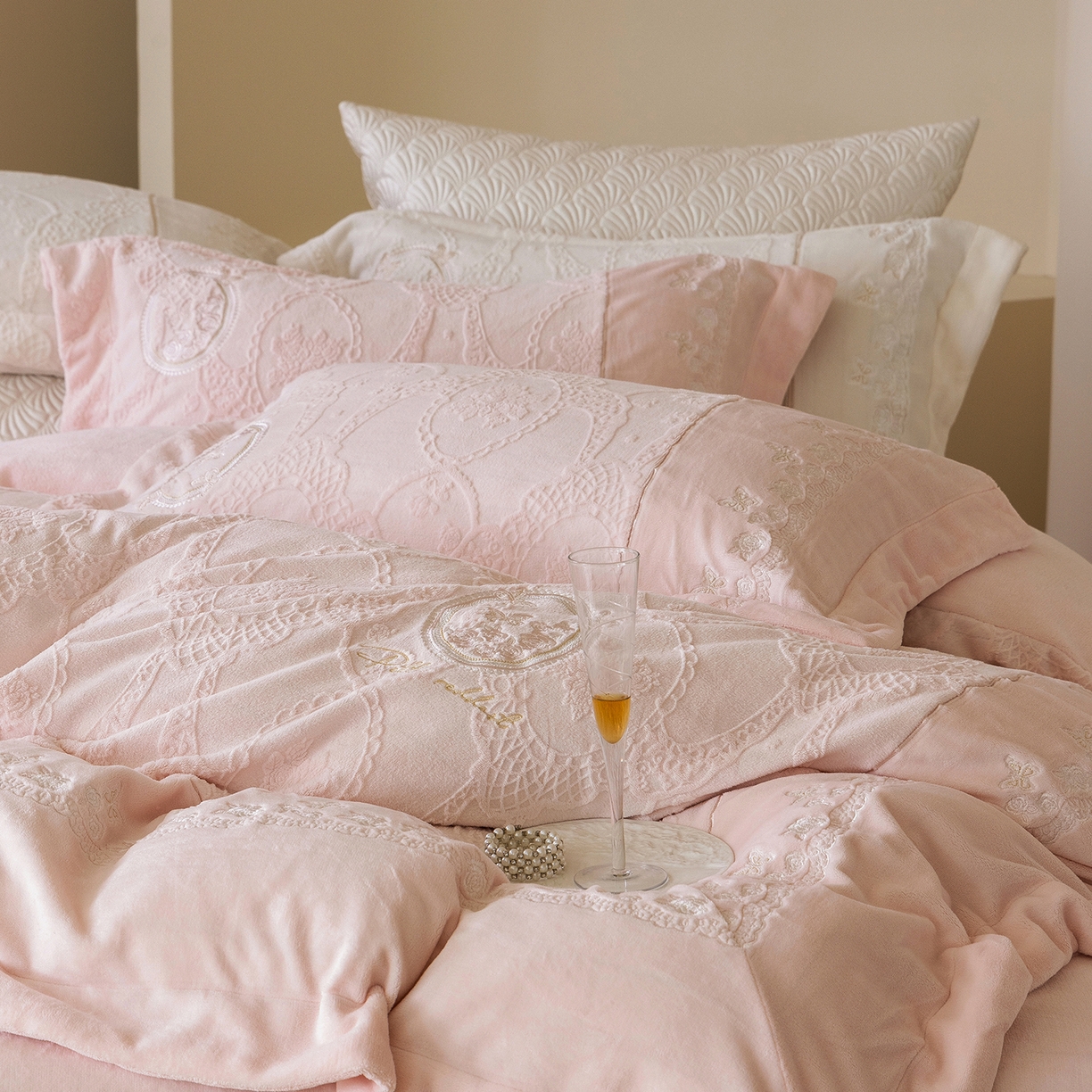 91家纺网 家纺一手货源 找家纺 佳汐蓝家纺 2025新款双色拼接刺绣全消光牛奶绒四件套-翩然入梦 控价：券后不低于398 翩然入梦-粉色