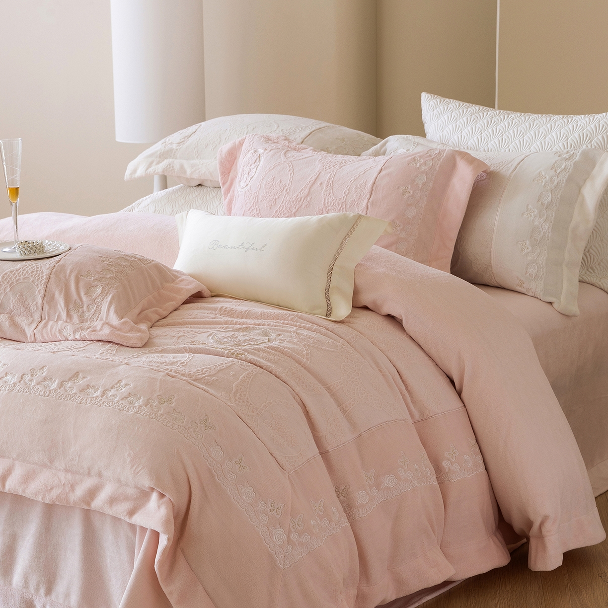 91家纺网 家纺一手货源 找家纺 佳汐蓝家纺 2025新款双色拼接刺绣全消光牛奶绒四件套-翩然入梦 控价：券后不低于398 翩然入梦-粉色