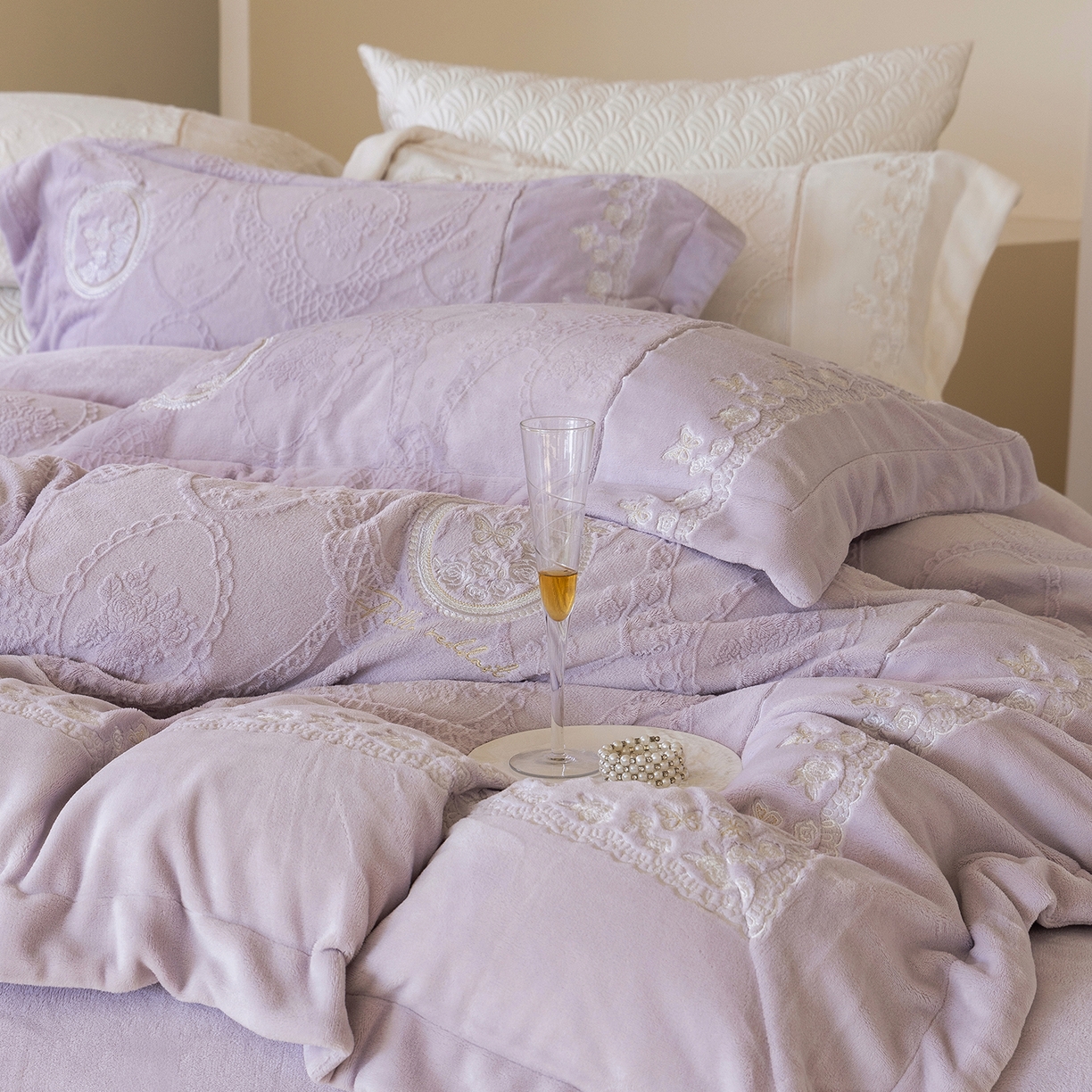 91家纺网 家纺一手货源 找家纺 佳汐蓝家纺 2025新款双色拼接刺绣全消光牛奶绒四件套-翩然入梦 控价：券后不低于398 翩然入梦-紫色