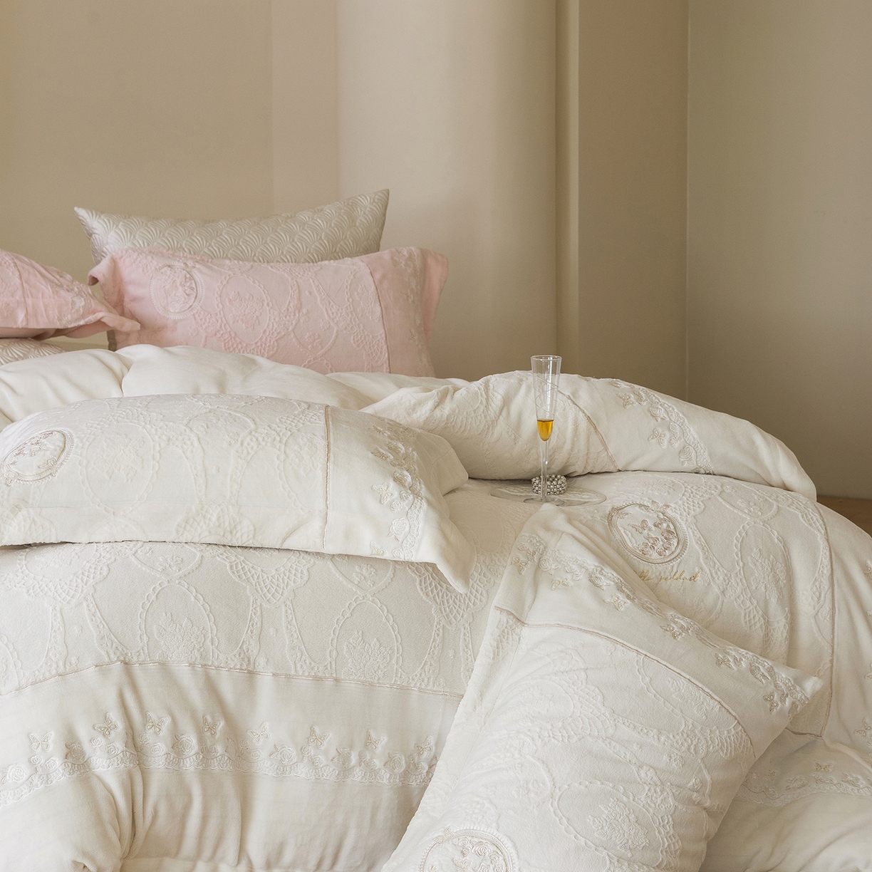 91家纺网 家纺一手货源 找家纺 佳汐蓝家纺 2025新款双色拼接刺绣全消光牛奶绒四件套-翩然入梦 控价：券后不低于398 翩然入梦-米白色