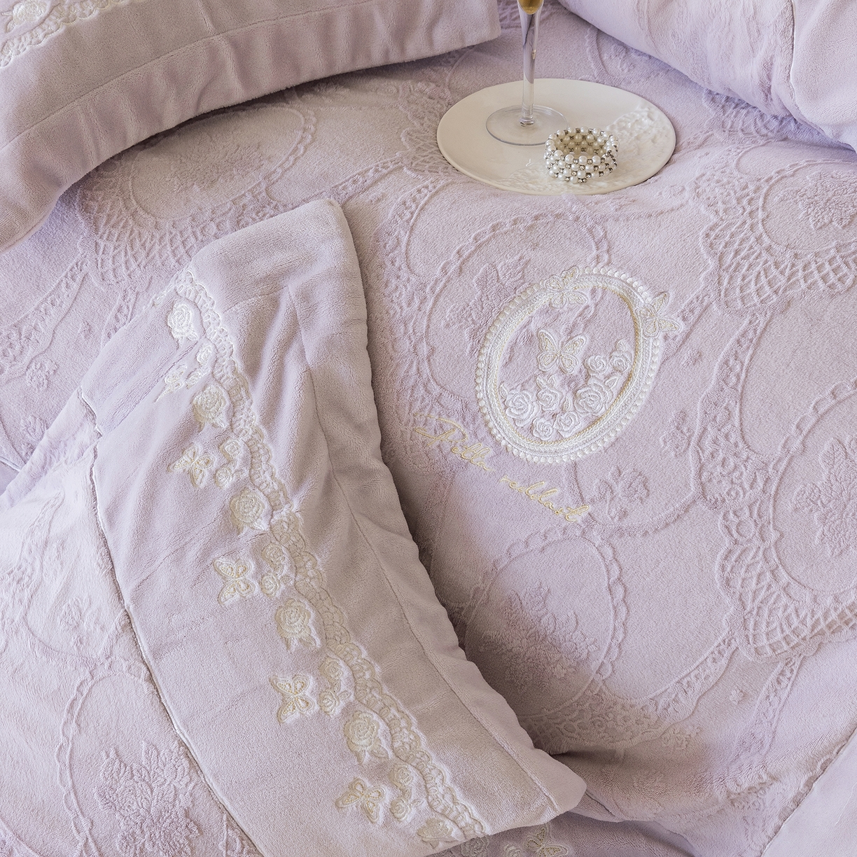 91家纺网 家纺一手货源 找家纺 佳汐蓝家纺 2025新款双色拼接刺绣全消光牛奶绒四件套-翩然入梦 控价：券后不低于398 翩然入梦-紫色