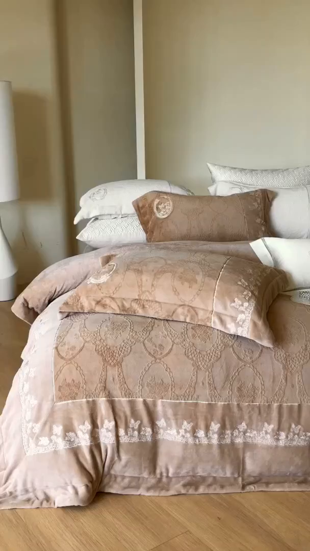 91家纺网 家纺一手货源 找家纺 佳汐蓝家纺 2025新款双色拼接刺绣全消光牛奶绒四件套-翩然入梦 控价：券后不低于398 翩然入梦-咖色