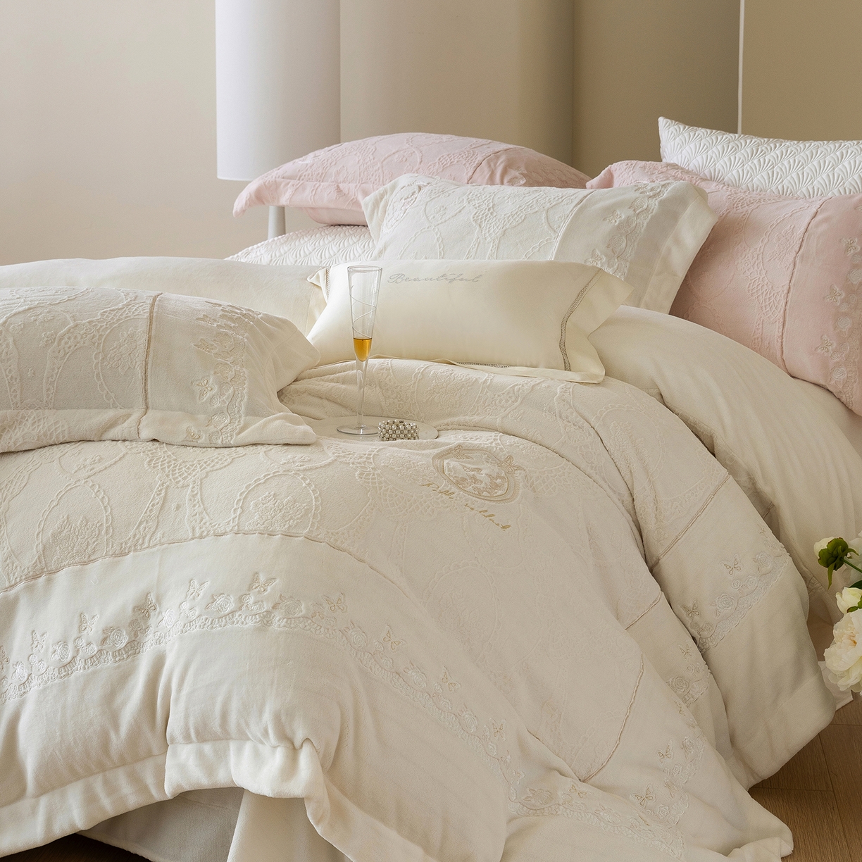 91家纺网 家纺一手货源 找家纺 佳汐蓝家纺 2025新款双色拼接刺绣全消光牛奶绒四件套-翩然入梦 控价：券后不低于398 翩然入梦-米白色