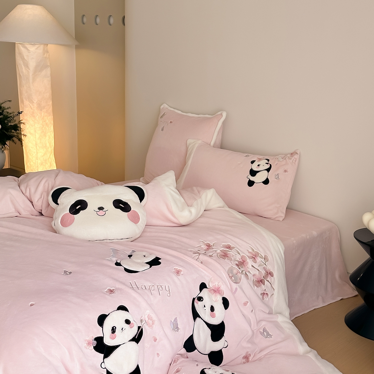 91家纺网 家纺一手货源 找家纺 （总）佳汐蓝家纺 2025新款双色拼接刺绣全消光牛奶绒四件套-熊猫 控价：券后不低于398