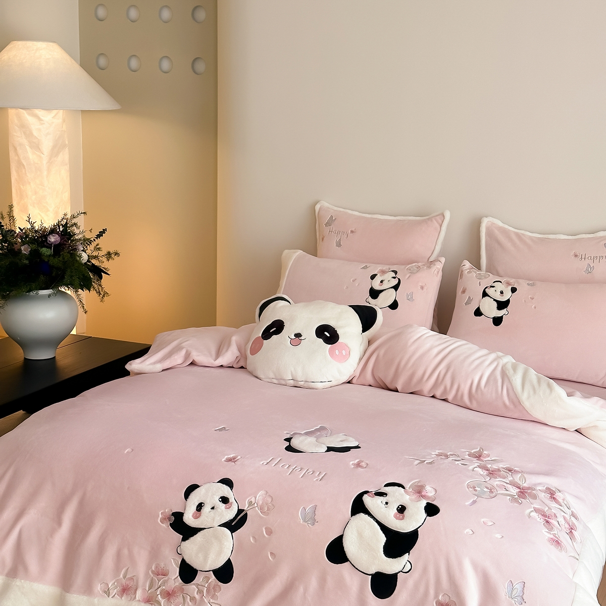 91家纺网 家纺一手货源 找家纺 （总）佳汐蓝家纺 2025新款双色拼接刺绣全消光牛奶绒四件套-熊猫 控价：券后不低于398