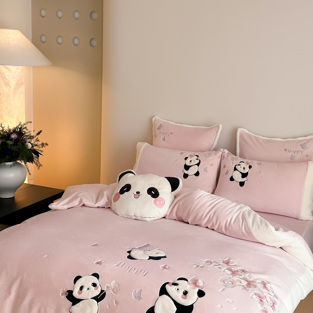 91家纺网 家纺一手货源 找家纺 （总）佳汐蓝家纺 2025新款双色拼接刺绣全消光牛奶绒四件套-熊猫 控价：券后不低于398