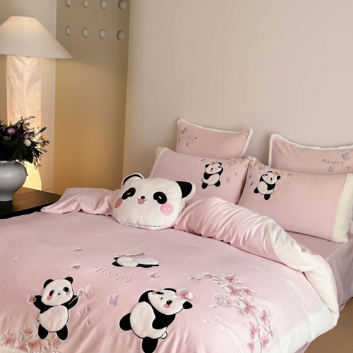 91家纺网 家纺一手货源 找家纺 （总）佳汐蓝家纺 2025新款双色拼接刺绣全消光牛奶绒四件套-熊猫 控价：券后不低于398