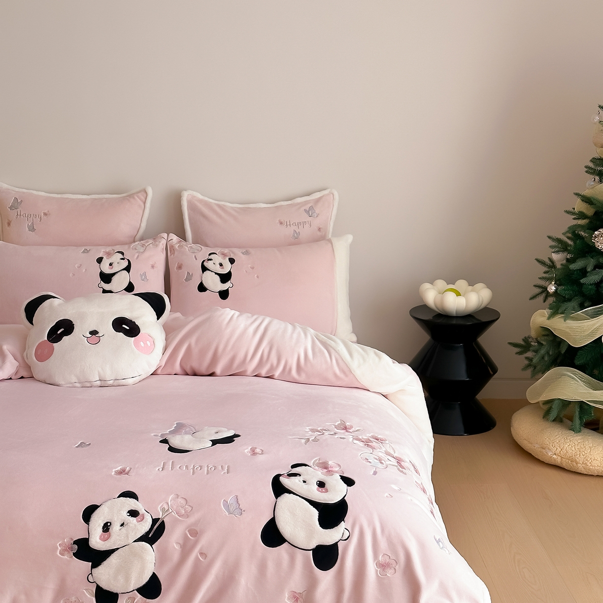 91家纺网 家纺一手货源 找家纺 （总）佳汐蓝家纺 2025新款双色拼接刺绣全消光牛奶绒四件套-熊猫 控价：券后不低于398