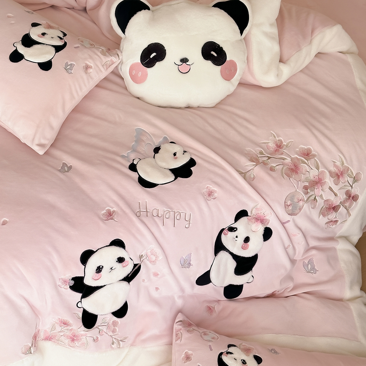 91家纺网 家纺一手货源 找家纺 （总）佳汐蓝家纺 2025新款双色拼接刺绣全消光牛奶绒四件套-熊猫 控价：券后不低于398