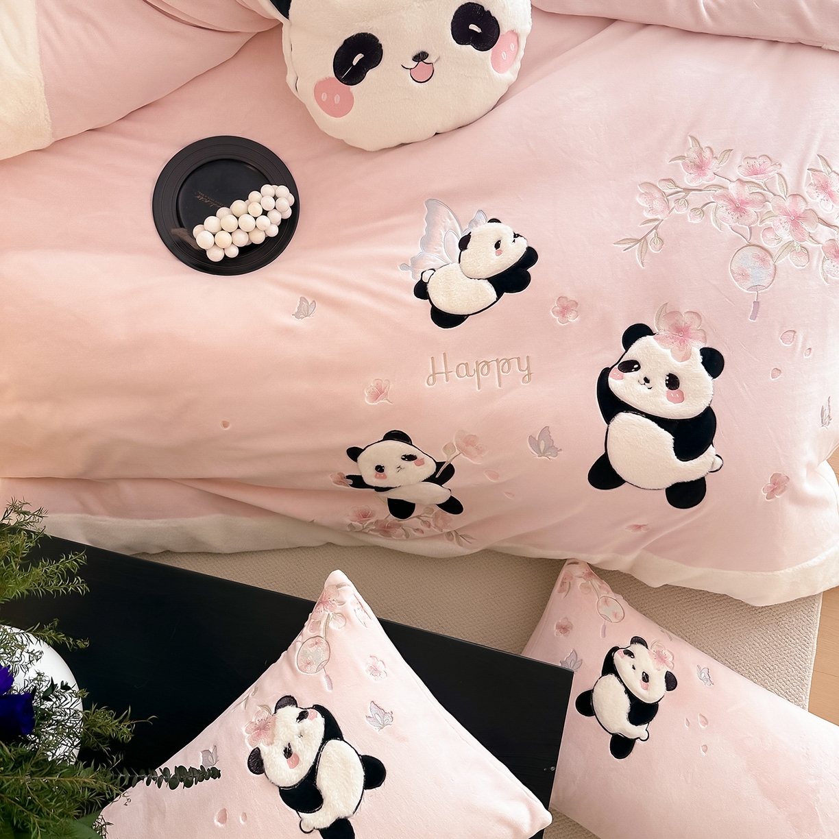 91家纺网 家纺一手货源 找家纺 （总）佳汐蓝家纺 2025新款双色拼接刺绣全消光牛奶绒四件套-熊猫 控价：券后不低于398