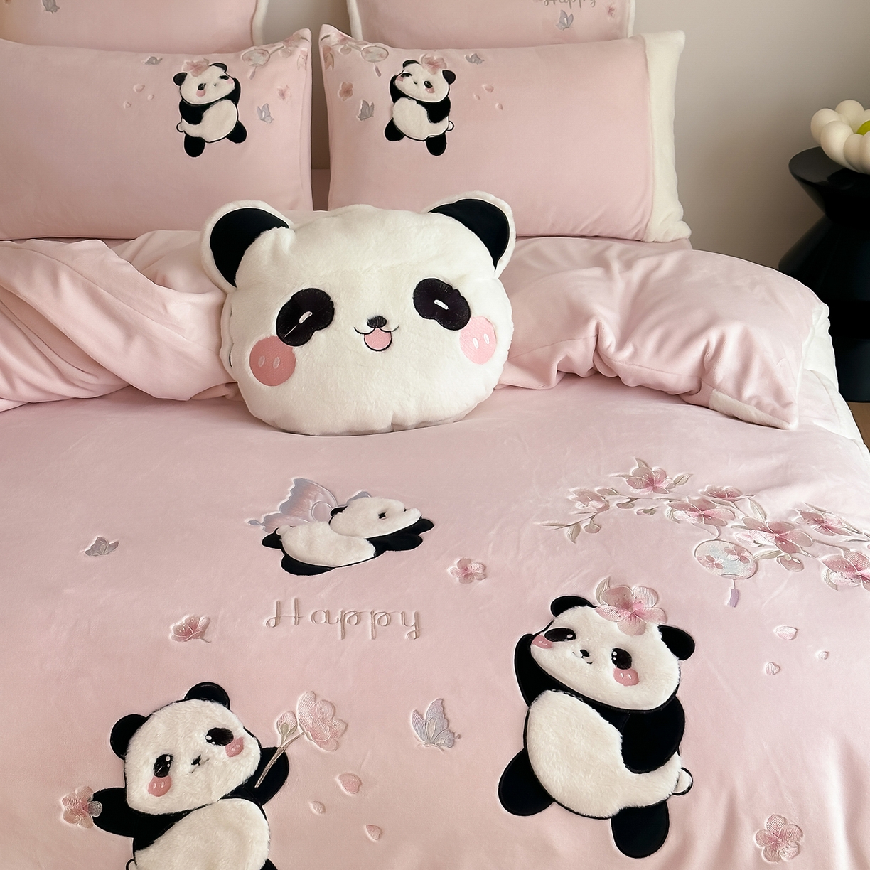 91家纺网 家纺一手货源 找家纺 （总）佳汐蓝家纺 2025新款双色拼接刺绣全消光牛奶绒四件套-熊猫 控价：券后不低于398