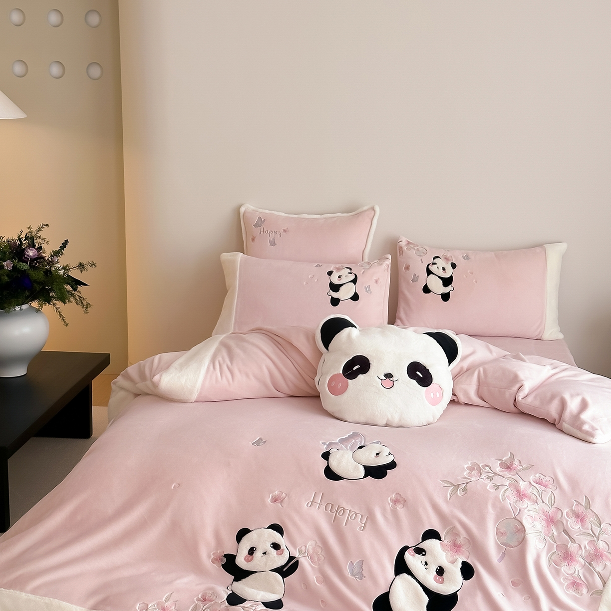 91家纺网 家纺一手货源 找家纺 （总）佳汐蓝家纺 2025新款双色拼接刺绣全消光牛奶绒四件套-熊猫 控价：券后不低于398