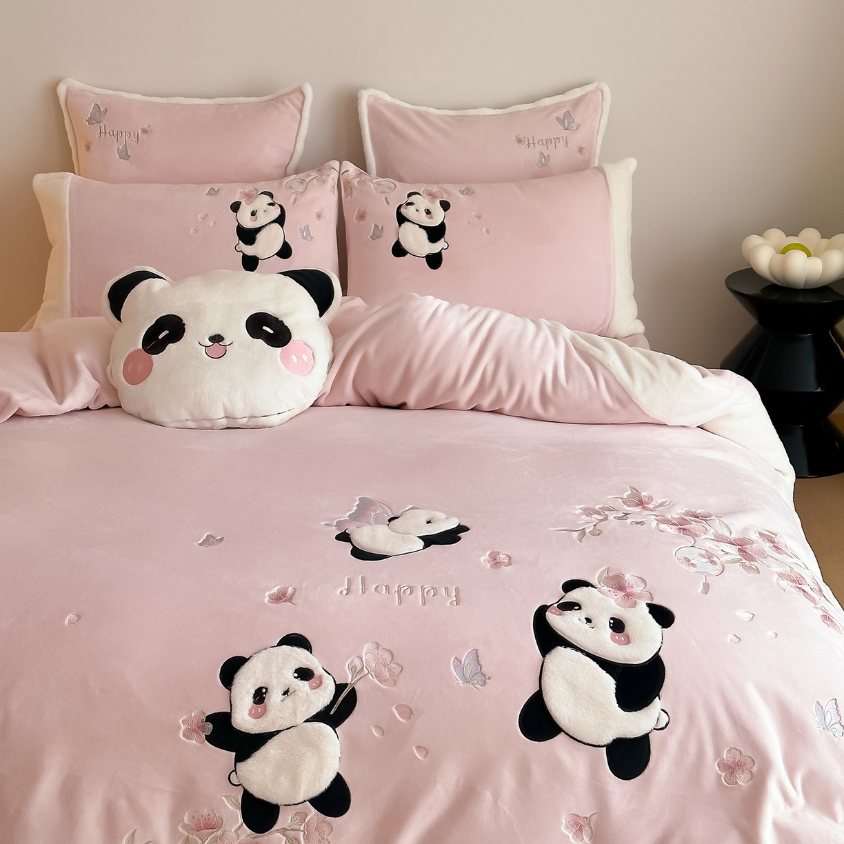 91家纺网 家纺一手货源 找家纺 （总）佳汐蓝家纺 2025新款双色拼接刺绣全消光牛奶绒四件套-熊猫 控价：券后不低于398