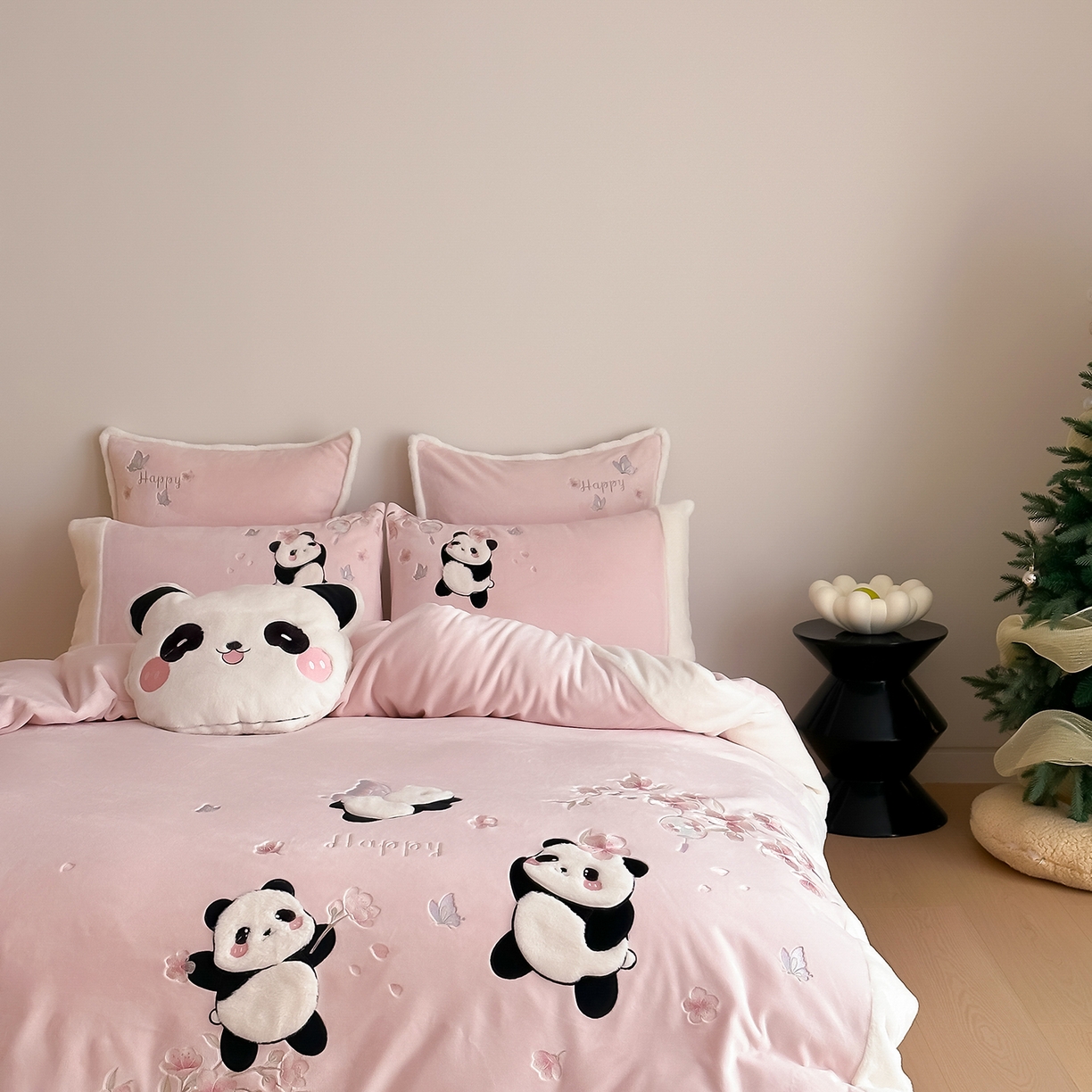 91家纺网 家纺一手货源 找家纺 （总）佳汐蓝家纺 2025新款双色拼接刺绣全消光牛奶绒四件套-熊猫 控价：券后不低于398